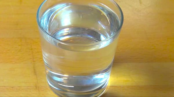 Aquí hay un vaso lleno de agua caliente. Puedes usarlo para ablandar la mantequilla.