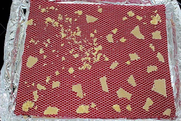 Pedazo de cera de abejas desmenuzada sobre tela