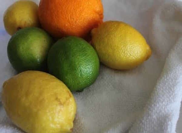 לשטוף פירות הדר להכנת חומץ ריחני