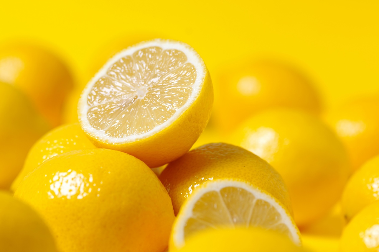 Ang Tamang Paraan ng Pagputol ng Lemon para sa Pinakamataas na Katas.