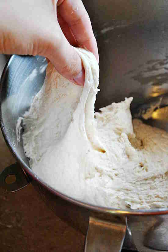 ما أسهل طريقة لعجن عجينة الخبز؟