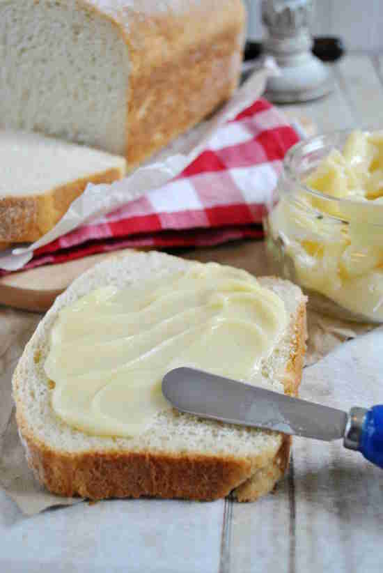 ¡El pan casero y la mantequilla casera son MUY FÁCILES de hacer!