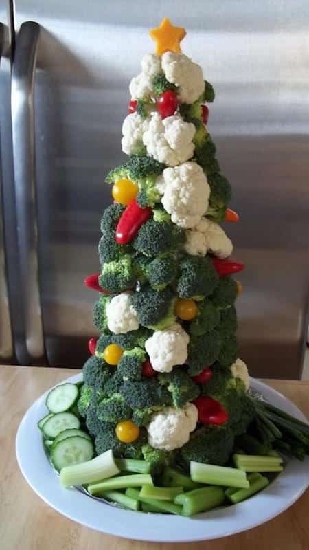 Presentación del plato vegetariano del árbol de navidad