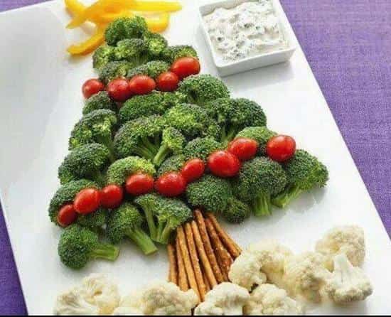 شجرة عيد الميلاد لتقديم أطباق العيد