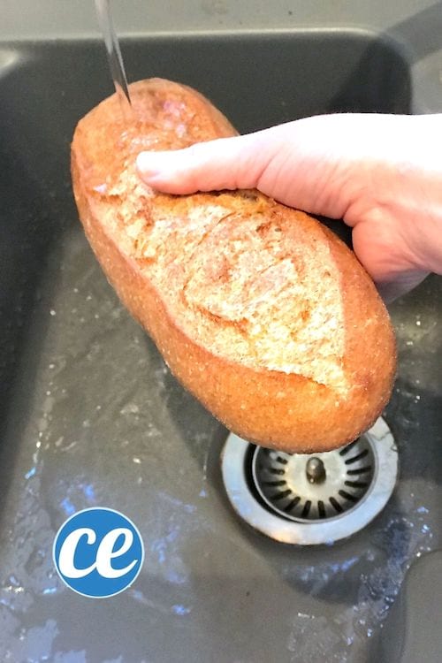 Pan duro pasado bajo un chorro de agua para humedecerlo.