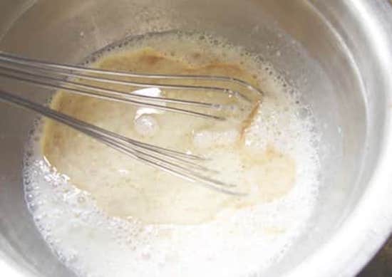 Vierde stap van het eenvoudige zelfgemaakte pannenkoekenrecept, voeg het vanille-extract en de karnemelk toe.