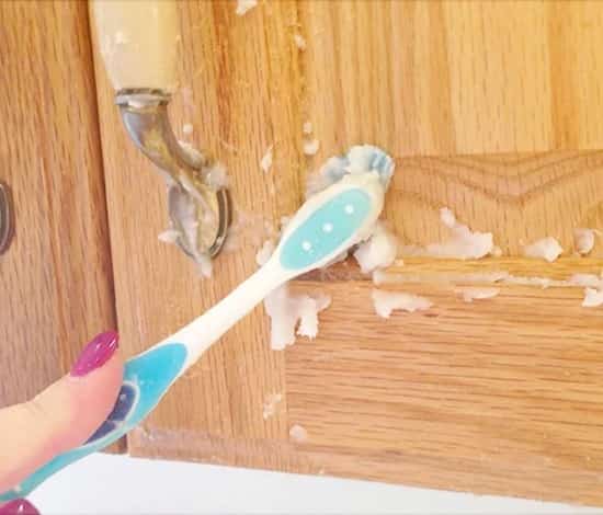 Utilitzeu un raspall de dents per netejar els racons dels armaris