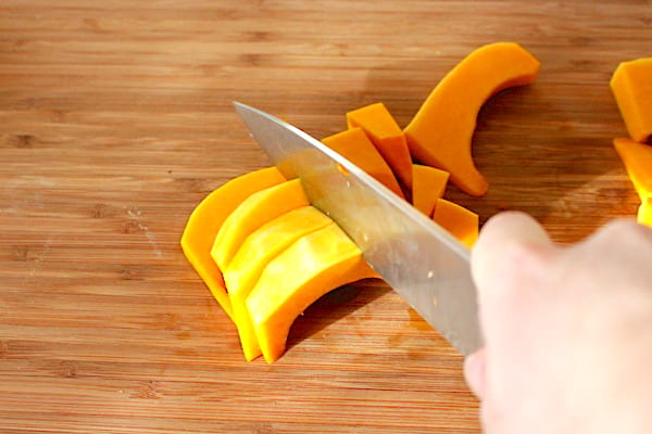 Usa el cuchillo para hacer cubos de calabaza.