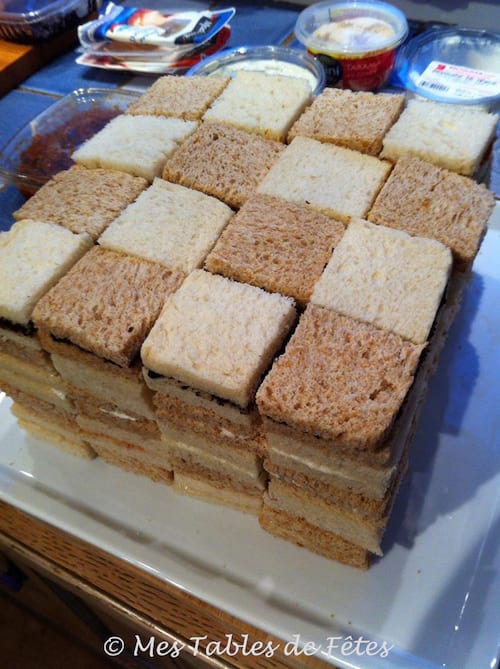 Isang homemade surprise bread sa hugis ng checkerboard na may puting sandwich na tinapay at wholemeal na tinapay