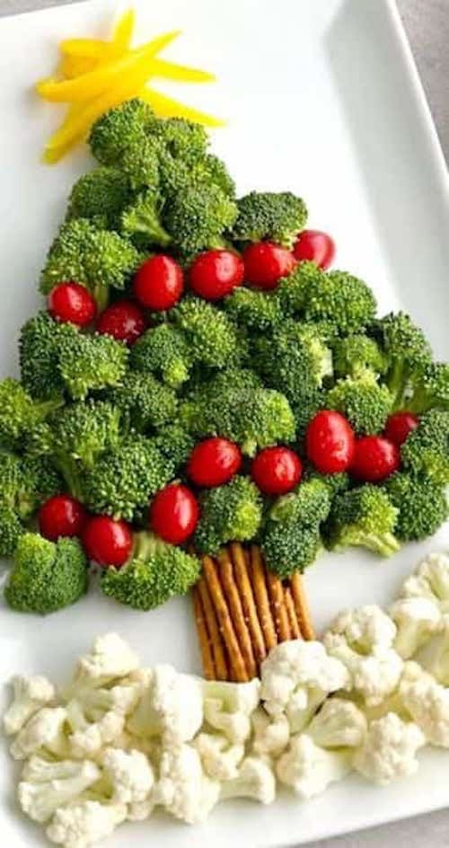 Isang Christmas tree na gawa sa broccoli, cauliflower at cherry tomatoes para sa Christmas aperitif
