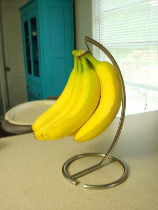 Plátanos colgando para mantenerlos por mucho tiempo.