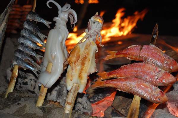 brochetas de calamares y salmonetes cocidas al fuego de leña