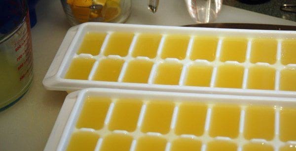 Limón en bandejas de cubitos de hielo para guardar en el congelador