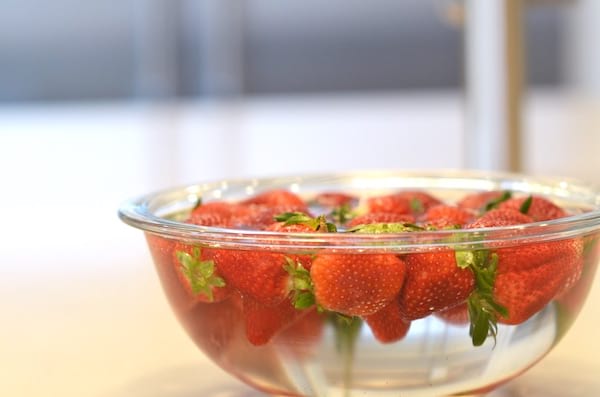 lavar las fresas con agua con vinagre