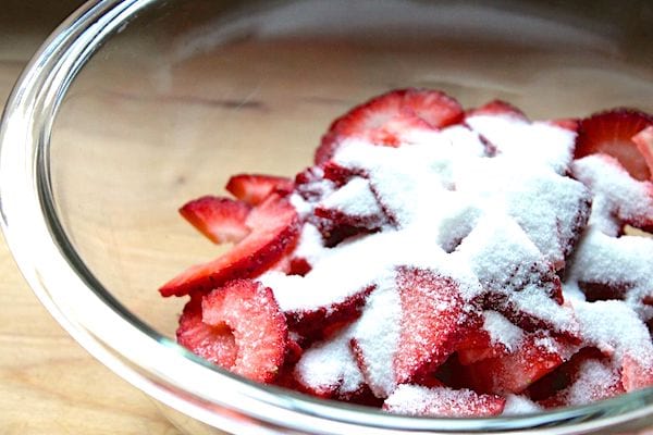 συνταγή σαλάτας φράουλας με ζάχαρη