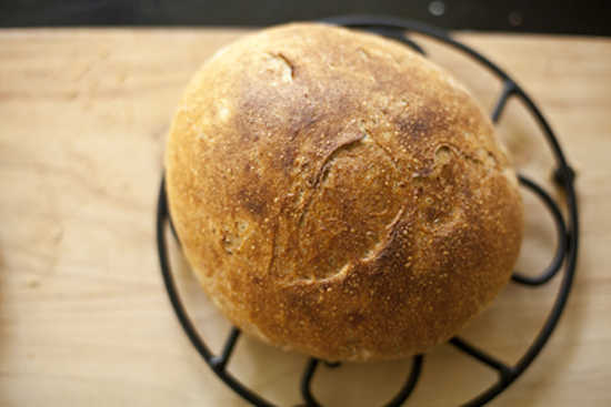 من خلال تحميص الخبز في الفرن ، تحصل على قشرة ذهبية ومقرمشة تمامًا.