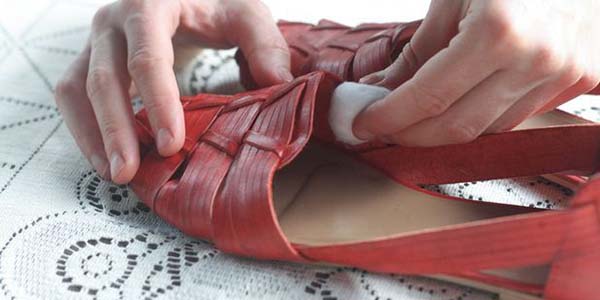 جوتے صاف کرنے کے لیے بیکنگ سوڈا، مائع اور ہائیڈروجن پیرو آکسائیڈ کا استعمال کریں۔