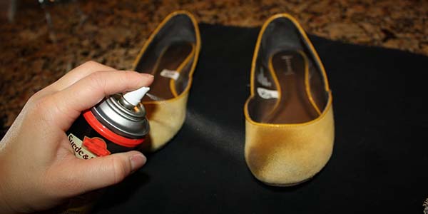 استخدام بخاخ مزيل العرق لإزالة رائحة الأحذية