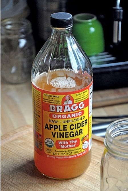 una botella de vinagre de sidra de manzana para lavarse el cabello