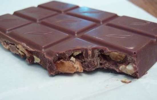 La barra de chocolate se puede comer 2 años después de la fecha de vencimiento.