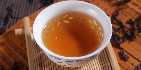 Descubre las gárgaras de té verde para tratar tu dolor de garganta.