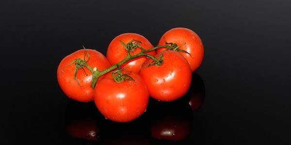 Descubre las gárgaras con jugo de tomate para tratar tu dolor de garganta.