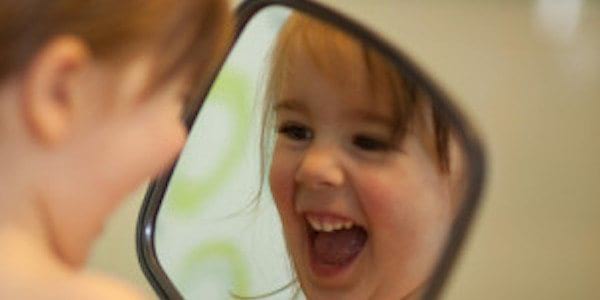 Smil til dig selv i spejlet for at starte din dag rigtigt.