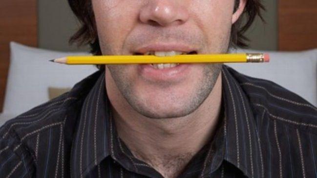 Mossegar un llapis per eliminar un mal de cap