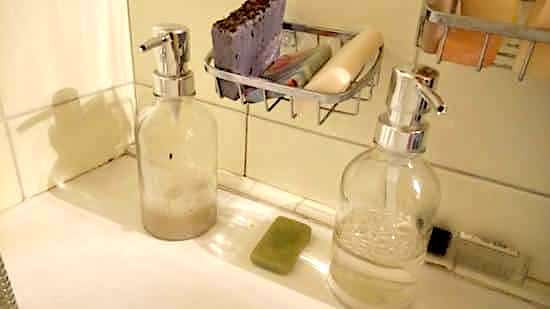 Derretir el jabón sobrante para hacer jabón líquido.