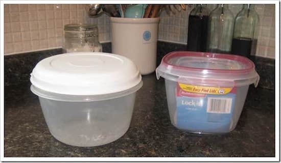 Χρειάζεστε 2 πλαστικά κουτιά τροφίμων για να φτιάξετε τα σπιτικά μωρομάντηλα σας.