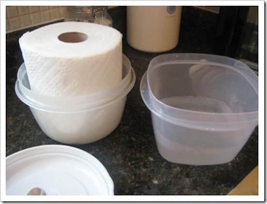 Para hacer toallitas limpiadoras caseras para bebés, remoje las toallas de papel en una solución limpiadora.