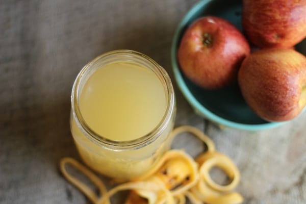 Vinagre de manzana en un frasco para eliminar las varices.
