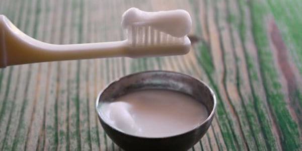 consells per fer la teva pròpia pasta de dents natural a casa oli de coco, olis essencials, bicarbonat de sodi