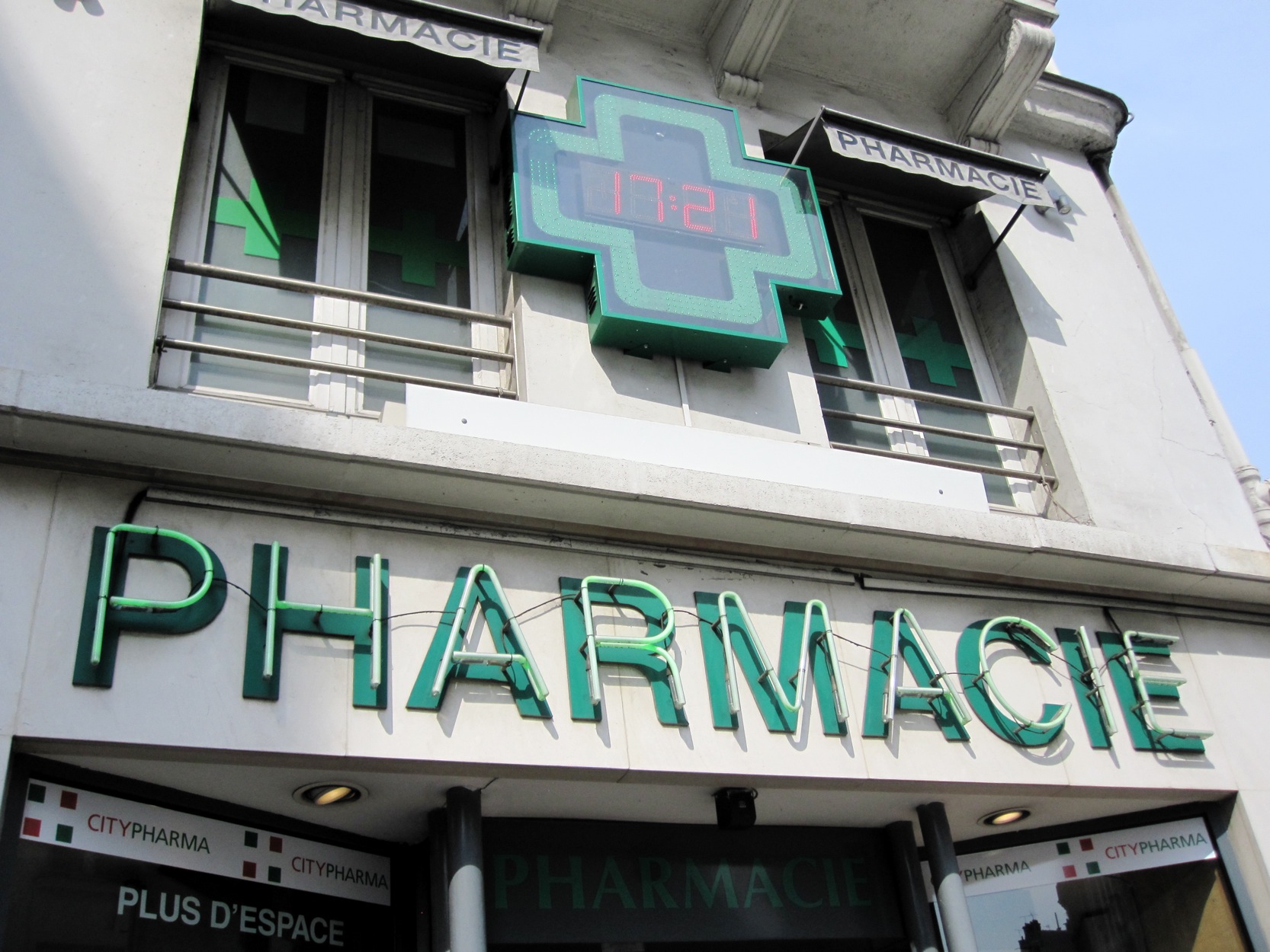 Nejlevnější lékárna v Paříži, kam chodí každý.