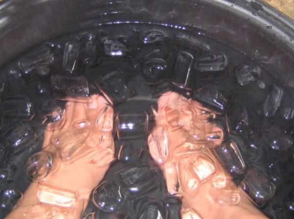 אמבט רגליים עם קוביות קרח