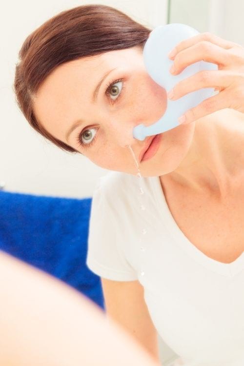 Hacer un lavado nasal con un desbloqueador nasal ayuda a descongestionar los senos nasales.