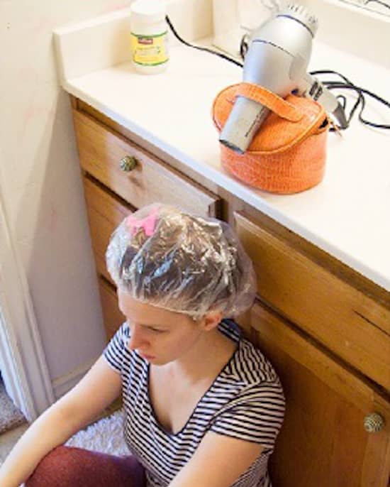 ¿Cómo calentar un gorro de ducha después de aplicar una mascarilla acondicionadora para cabello seco y dañado?