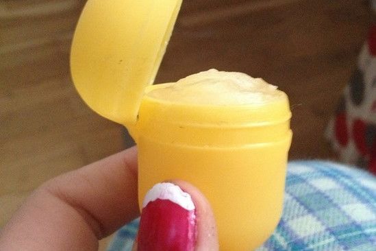 use huevos más amables para aplicar su bálsamo labial casero.