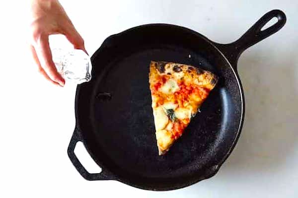 El truc de l'àvia per reescalfar la pizza i mantenir-la cruixent és utilitzar una paella de ferro colat.