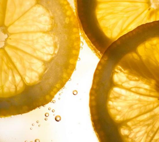 يعالج الليمون الخراجات والتهاب اللوزتين في الكمادات