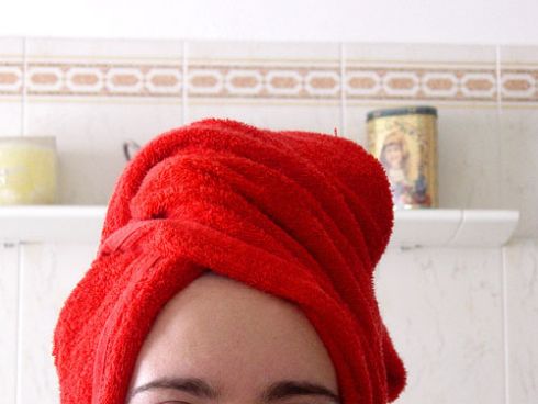 منشفة حمراء على الرأس بعد غسل الشعر