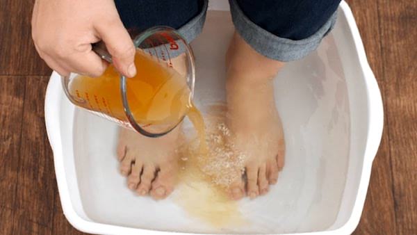 Tomar baños de pies es un remedio eficaz para las abuelas para eliminar los malos olores.