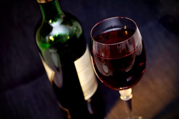 alkoholi, nagu punast veini, tuleks vältida, kui see on väga kuum