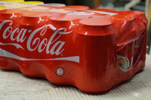 un paquete de latas de coca cola