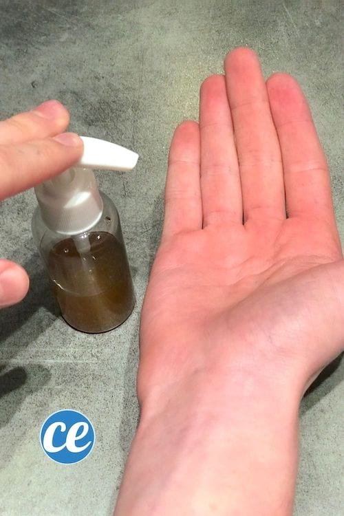 Una persona es posa gel hidroalcohòlic casolà a les mans