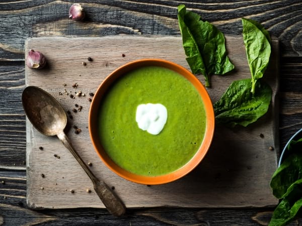 Sopa de verduras verdes para ayudar a perder peso