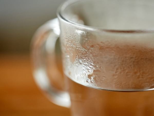 Una bebida caliente en una taza transparente.