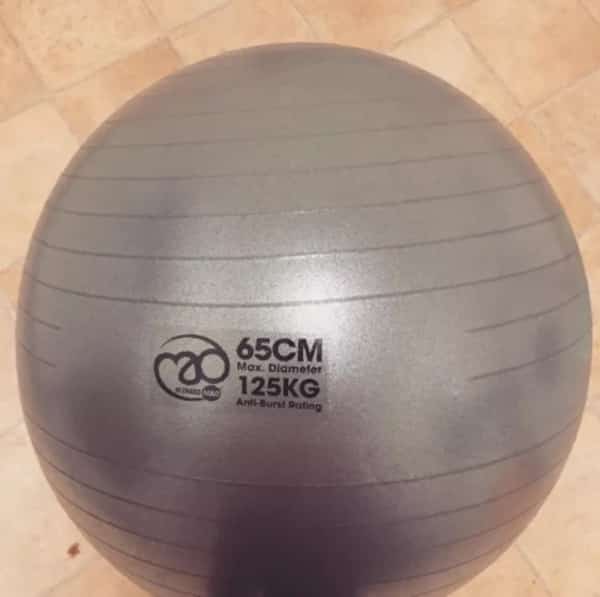 usar una pelota de yoga para aliviar el dolor de espalda durante el embarazo
