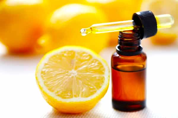 O óleo essencial de limão remove as toxinas do corpo.
