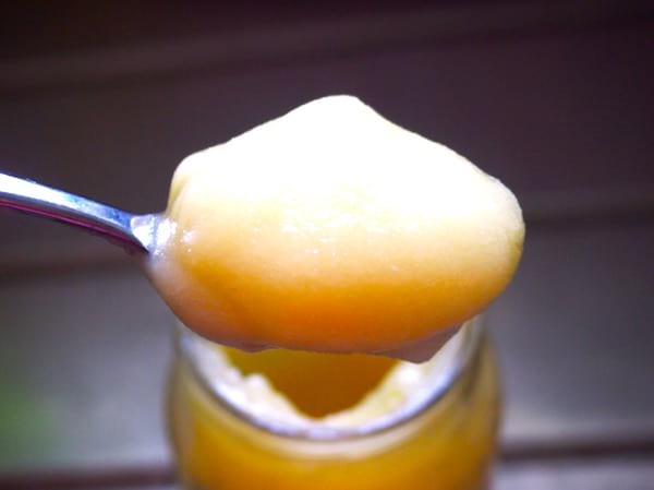 Una cullera amb crema hidratant casolana.
